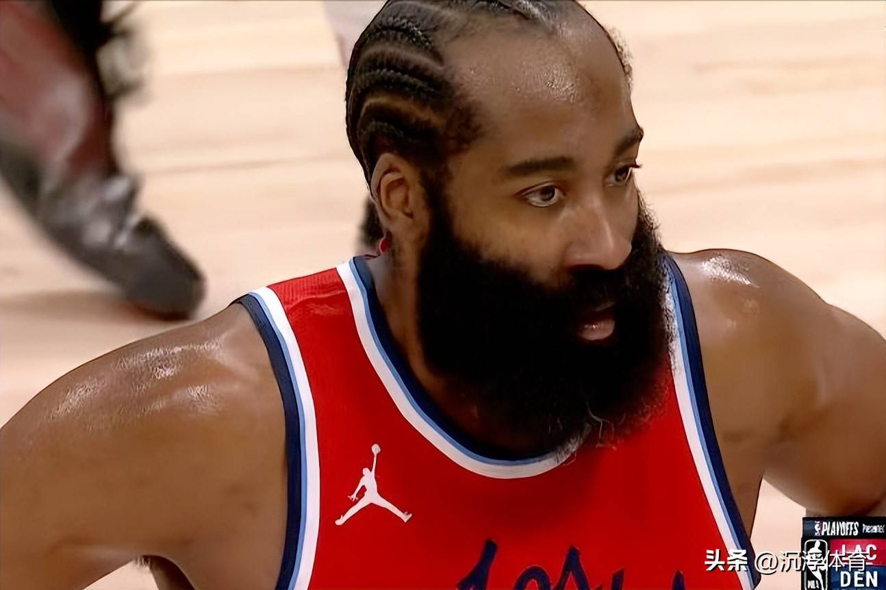 开云真人体育娱乐 -阿扎伦卡重返赛场，战术调整首场状态出色，快船观众沸腾！(末路狂杀未删版亮点解析)