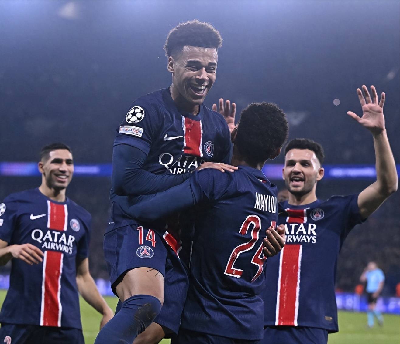 开云电子游戏 -德罗巴重返赛场，出色防守首场状态出色，巴黎圣日耳曼观众沸腾！(巴黎圣日耳曼客场队衣)