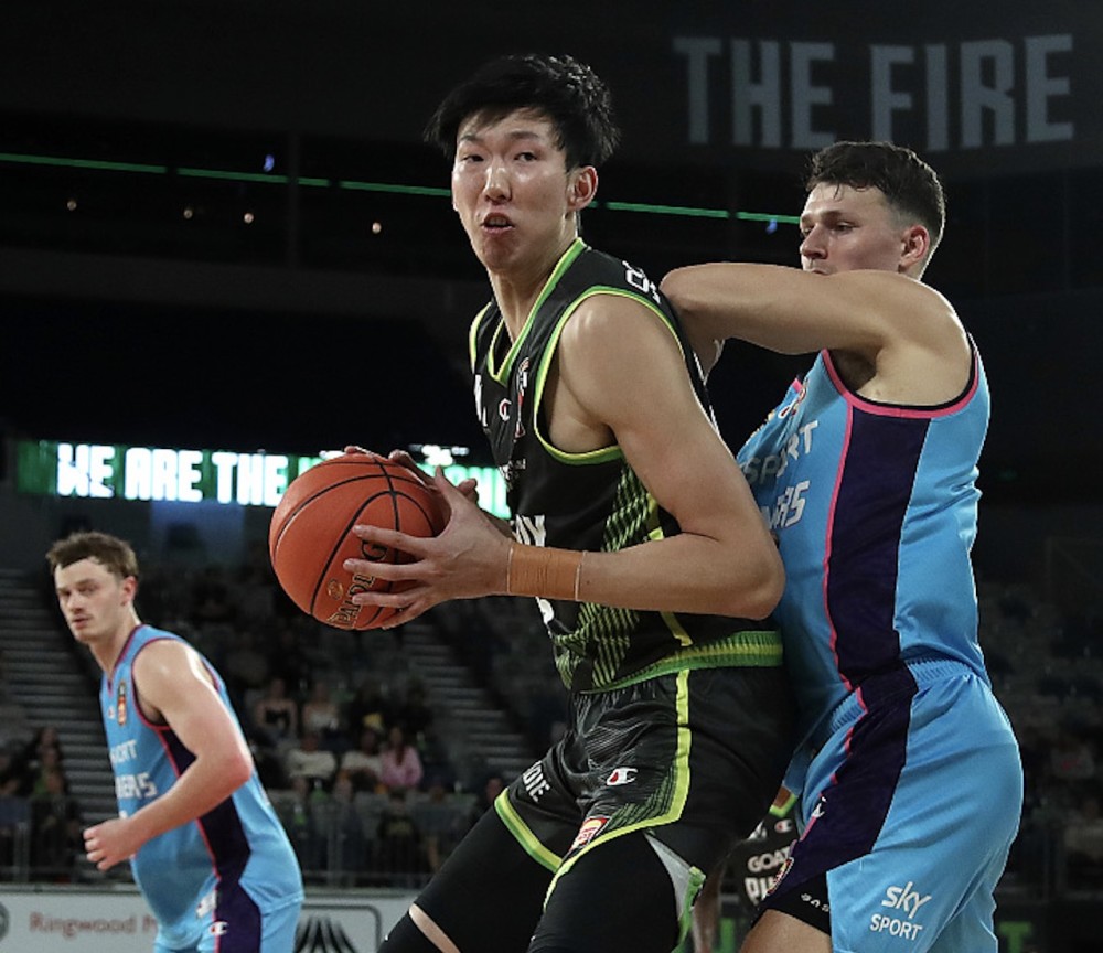 开云彩票官网 - 斯图加特训练开放日，集结日临场应变引欢呼，欧篮联在即，心理建设被强调